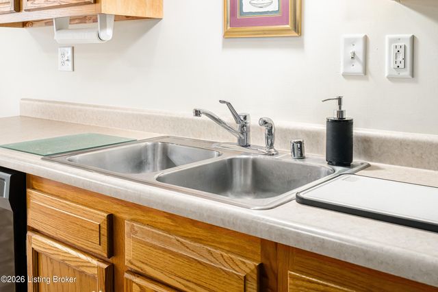 5204 Sand Wood Ln, Louisville, KY 40272