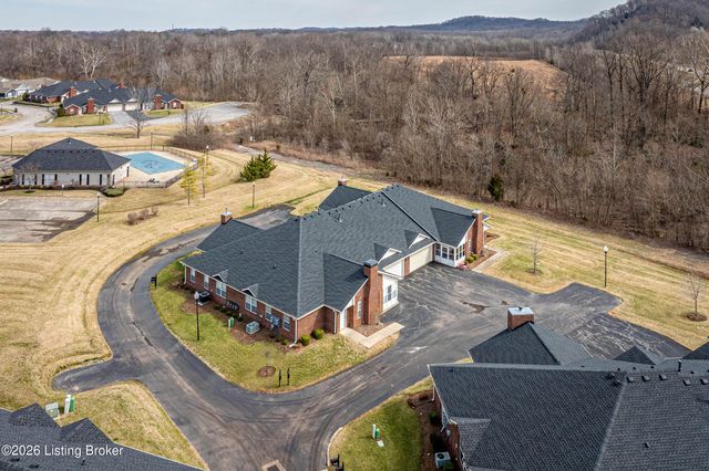 5204 Sand Wood Ln, Louisville, KY 40272