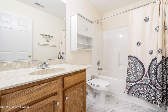 5204 Sand Wood Ln, Louisville, KY 40272