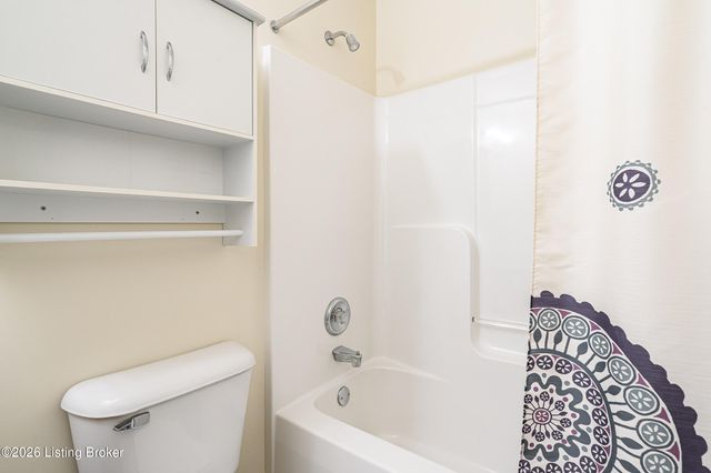 5204 Sand Wood Ln, Louisville, KY 40272