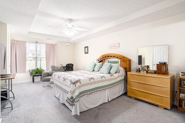 5204 Sand Wood Ln, Louisville, KY 40272