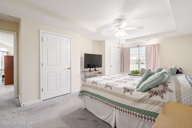 5204 Sand Wood Ln, Louisville, KY 40272