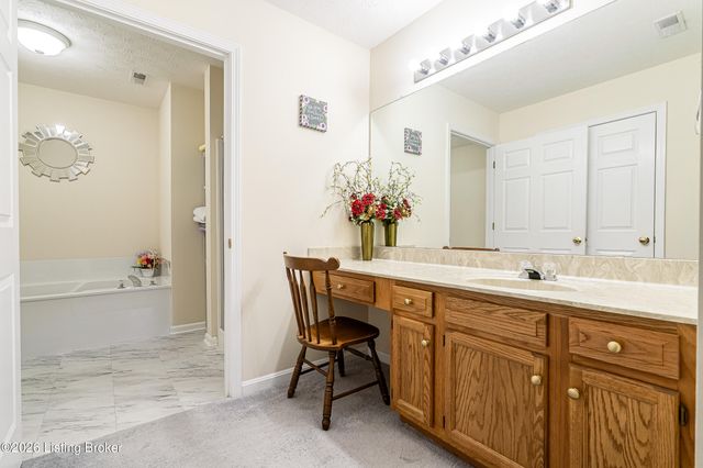 5204 Sand Wood Ln, Louisville, KY 40272