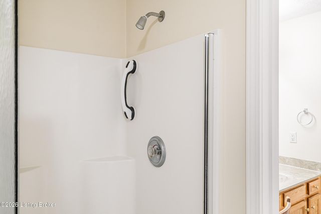 5204 Sand Wood Ln, Louisville, KY 40272