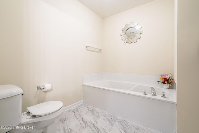 5204 Sand Wood Ln, Louisville, KY 40272