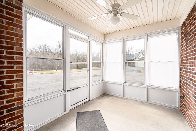 5204 Sand Wood Ln, Louisville, KY 40272