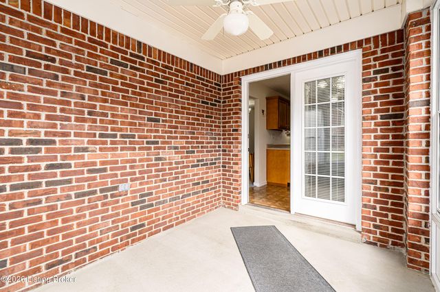 5204 Sand Wood Ln, Louisville, KY 40272