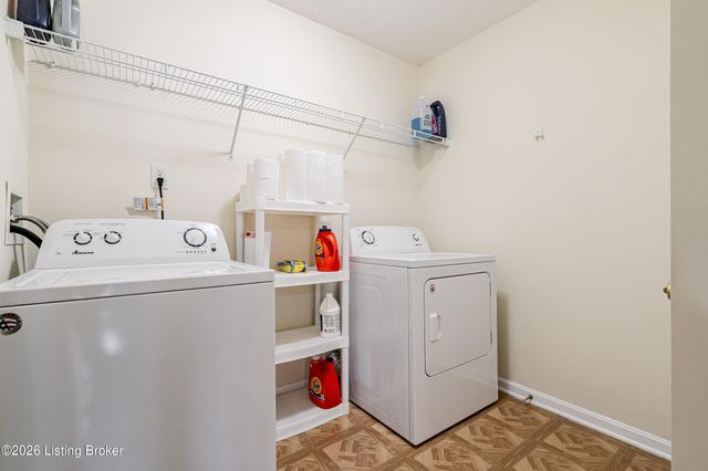 5204 Sand Wood Ln, Louisville, KY 40272