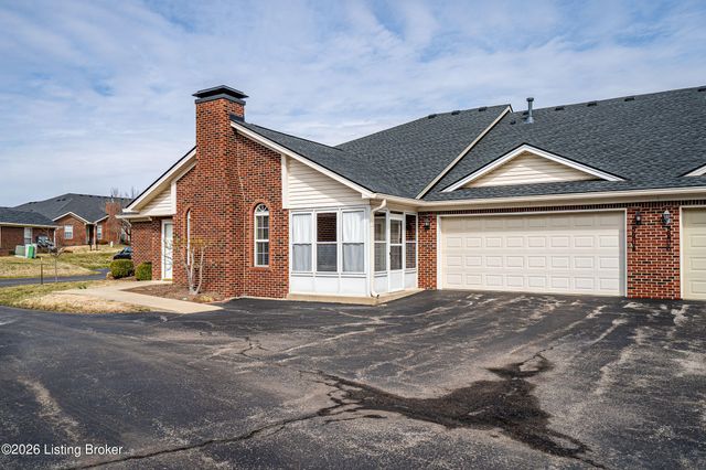 5204 Sand Wood Ln, Louisville, KY 40272