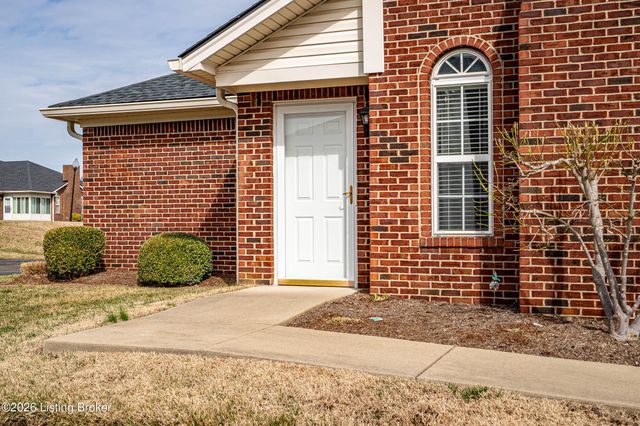 5204 Sand Wood Ln, Louisville, KY 40272