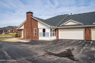 5204 Sand Wood Ln, Louisville, KY 40272