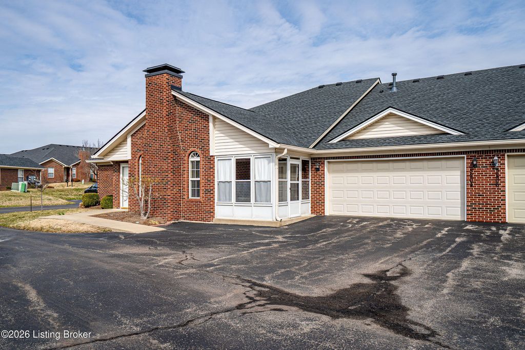 5204 Sand Wood Ln, Louisville, KY 40272