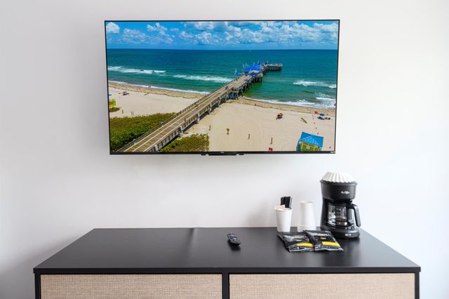 1020 N Riverside Drive 4, Pompano Beach, FL 33062