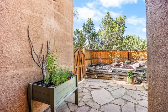 2600 W Zia J5, Santa Fe, NM 87505