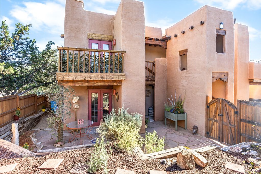 2600 W Zia J5, Santa Fe, NM 87505