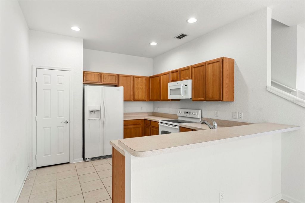 Image 9 of property listing at 1142 SHALLCROSS AVENUE, Orlando, FL 32828