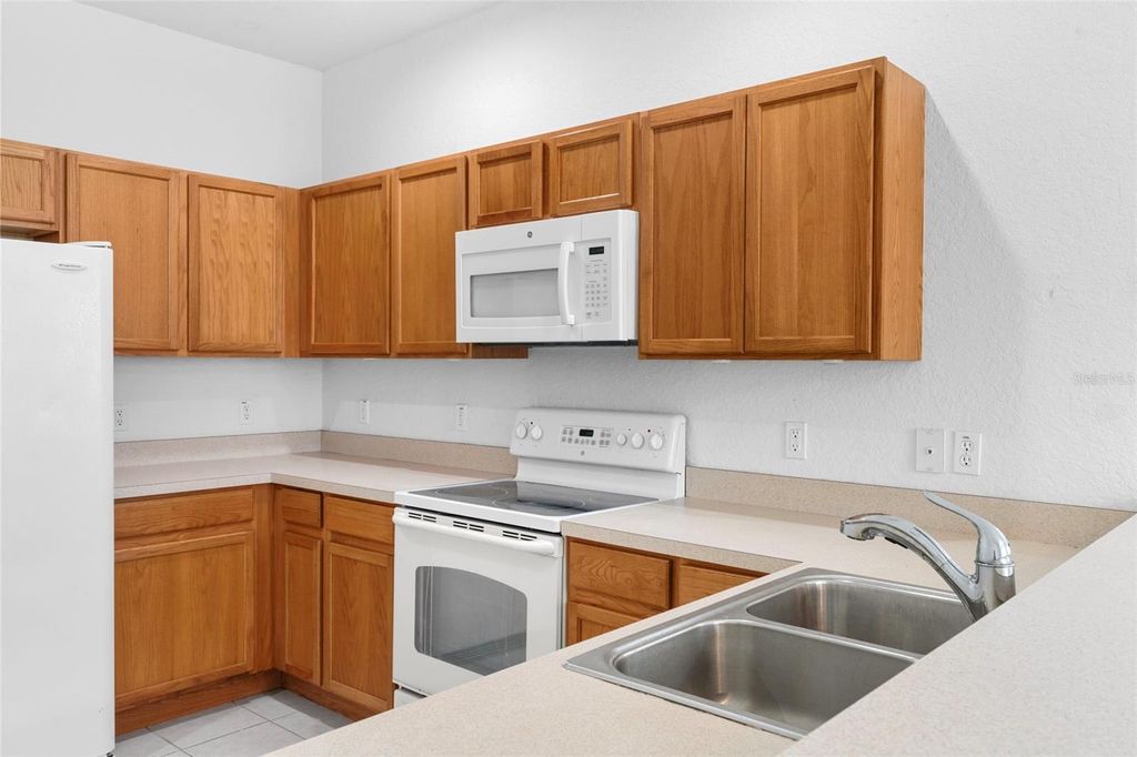 Image 10 of property listing at 1142 SHALLCROSS AVENUE, Orlando, FL 32828