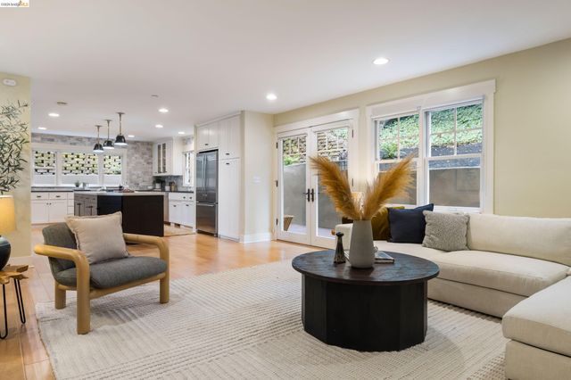 695 Florence, Oakland, CA 94618
