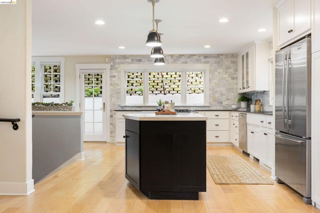 695 Florence, Oakland, CA 94618