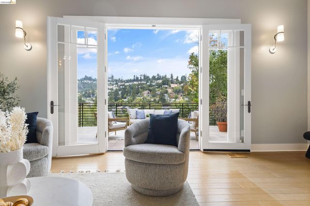 695 Florence, Oakland, CA 94618