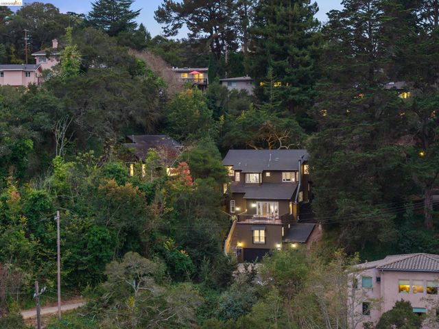 695 Florence, Oakland, CA 94618