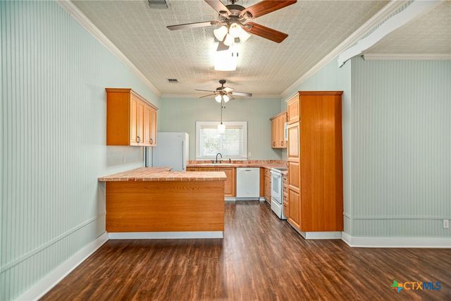 303 Garcitas Grove, Inez, TX 77968