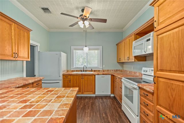 303 Garcitas Grove, Inez, TX 77968