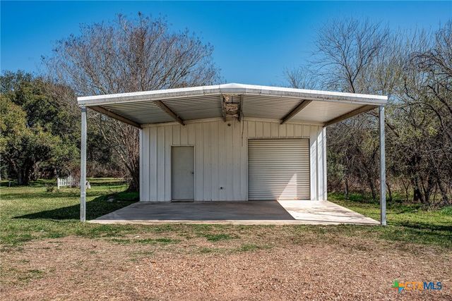 303 Garcitas Grove, Inez, TX 77968