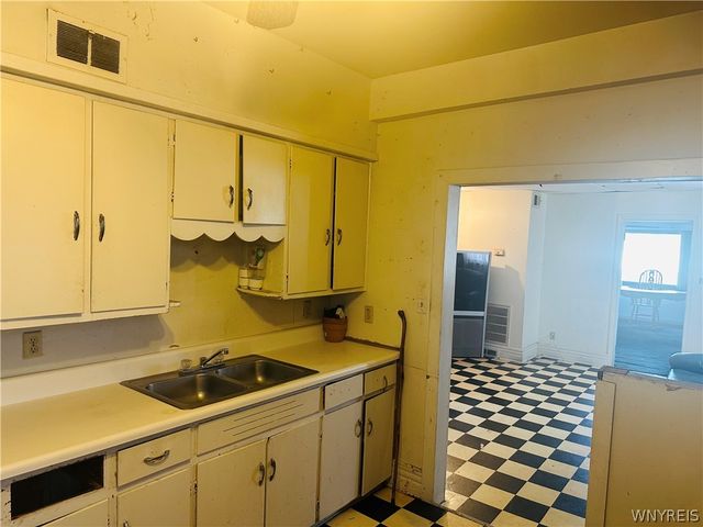 1677 Main Street, Buffalo, NY 14209
