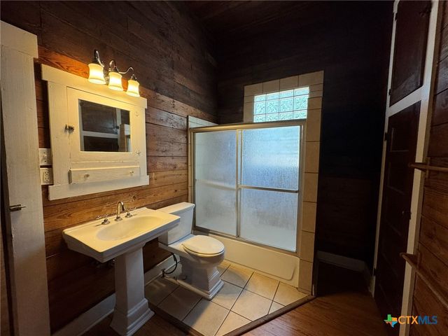 435 N Milam Street, Seguin, TX 78155