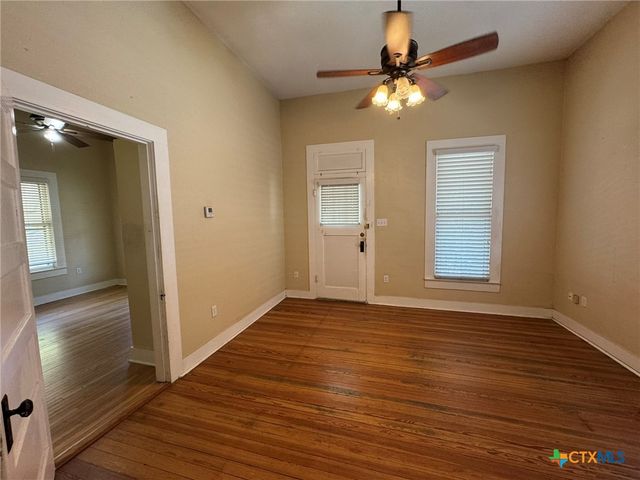 435 N Milam Street, Seguin, TX 78155