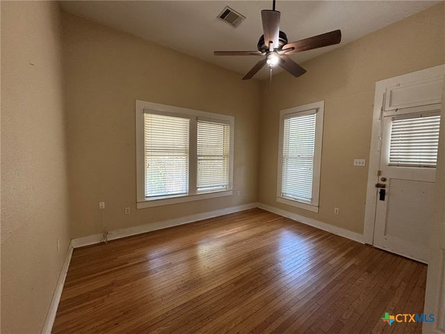 435 N Milam Street, Seguin, TX 78155