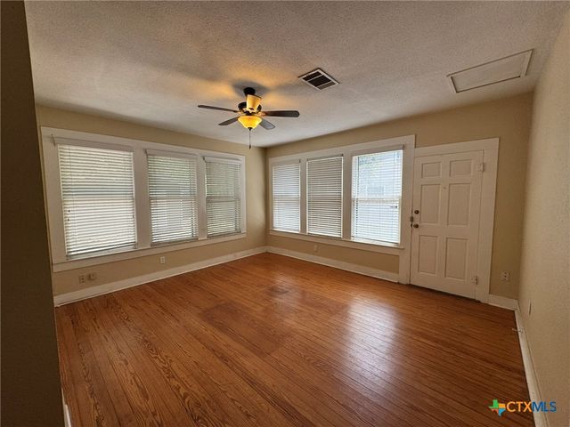 435 N Milam Street, Seguin, TX 78155