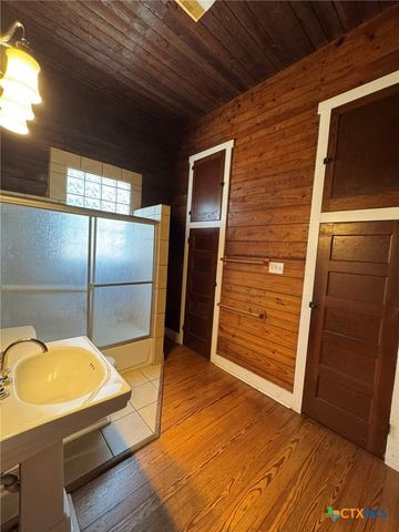 435 N Milam Street, Seguin, TX 78155