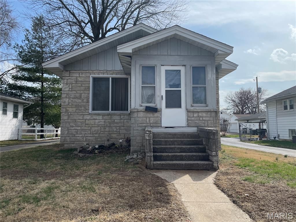 131 E Tydeman Avenue, Roxana, IL 62084