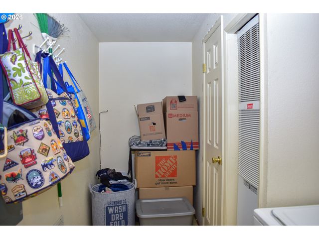 1055 N 5TH St 74, Jacksonville, OR 97530