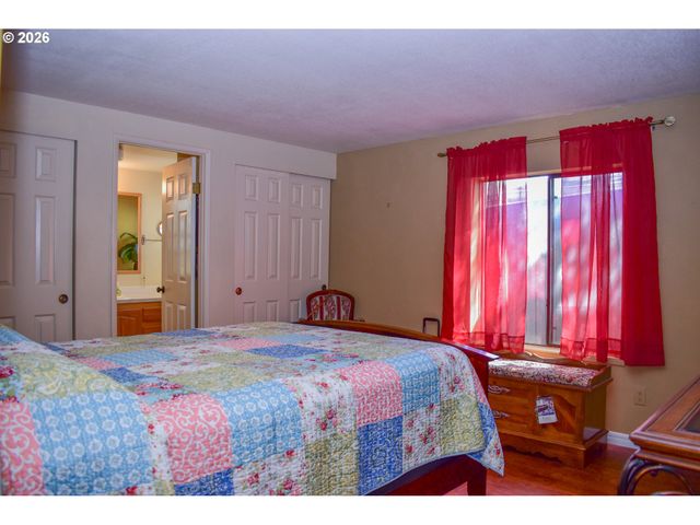 1055 N 5TH St 74, Jacksonville, OR 97530