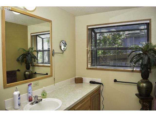 1055 N 5TH St 74, Jacksonville, OR 97530