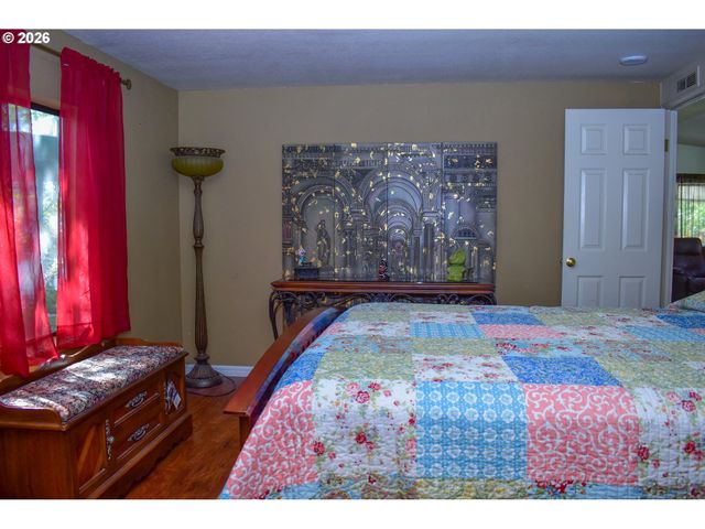 1055 N 5TH St 74, Jacksonville, OR 97530