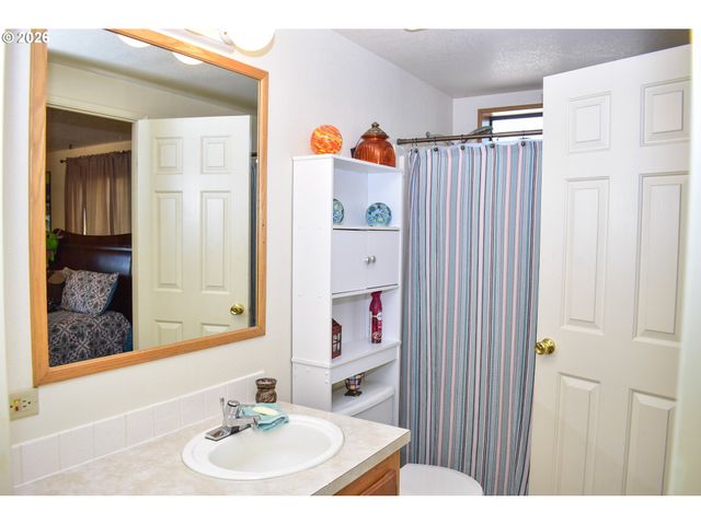 1055 N 5TH St 74, Jacksonville, OR 97530