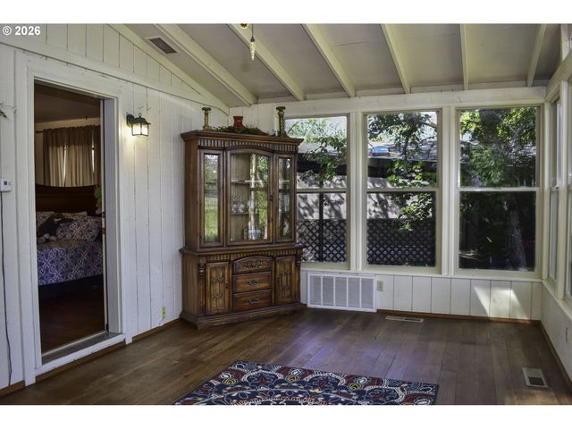 1055 N 5TH St 74, Jacksonville, OR 97530