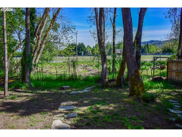 1055 N 5TH St 74, Jacksonville, OR 97530