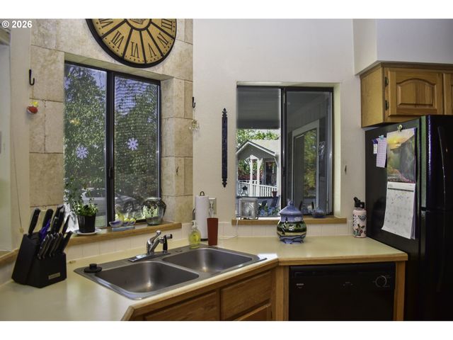 1055 N 5TH St 74, Jacksonville, OR 97530