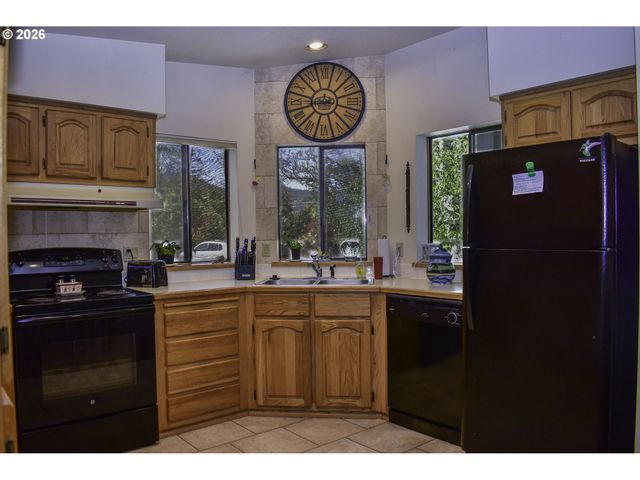 1055 N 5TH St 74, Jacksonville, OR 97530