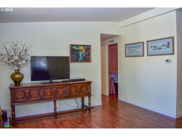 1055 N 5TH St 74, Jacksonville, OR 97530