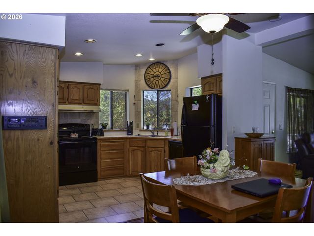 1055 N 5TH St 74, Jacksonville, OR 97530