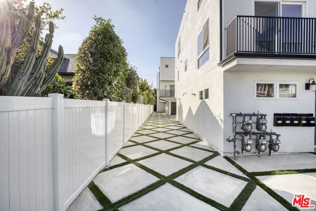 5436 Romaine Street, Los Angeles, CA 90038