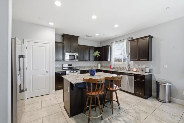 1695 Fantail Street, Tulare, CA 93274