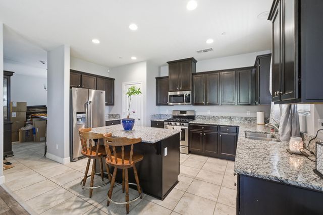 1695 Fantail Street, Tulare, CA 93274