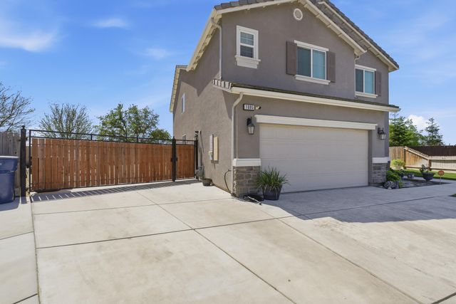 1695 Fantail Street, Tulare, CA 93274